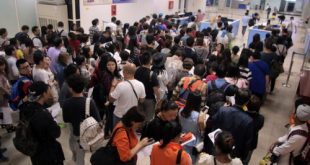 Khách Trung Quốc tại sân bay Cam Ranh, Khánh Hoà.