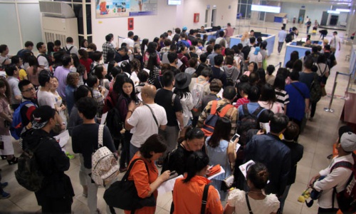 Khách Trung Quốc tại sân bay Cam Ranh, Khánh Hoà. 