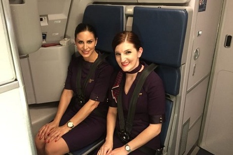 Melissa và Sarah phục vụ trong khoang hạng nhất trên chuyến bay. 