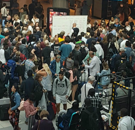 Nhân viên sân bay viết thông tin từng chuyến lên bảng trắng, một số hành khách khen ngợi sáng kiến này.