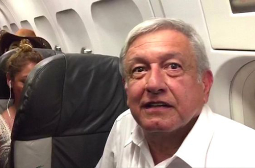 Tổng thống đắc cử của Mexico Andrés Manuel López Obrador trên máy bay chở khách bị trễ chuyến 4 giờ do thời tiết xấu hôm 19/9.