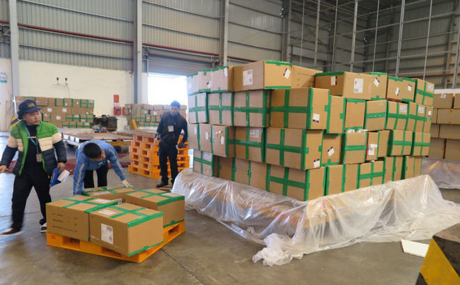 Lực lượng an ninh hàng không soi chiếu, phát hiện nhiều công cụ hỗ không có giấy phép sử dụng giấu trong hàng hoá gửi đi máy bay 