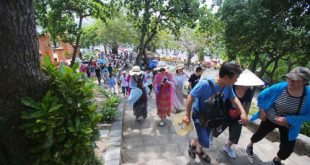 Rất đông du khách tham quan Tháp bà Ponagar Nha Trang.