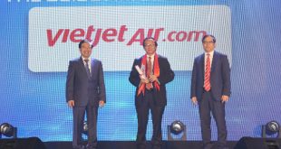 Ông Đỗ Xuân Quang (giữa) - Phó tổng giám đốc Vietjet nhận giải thưởng của The Guide Awards 2018.