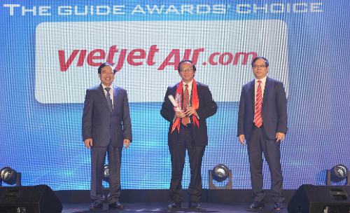 Ông Đỗ Xuân Quang (giữa) - Phó tổng giám đốc Vietjet nhận giải thưởng của The Guide Awards 2018.