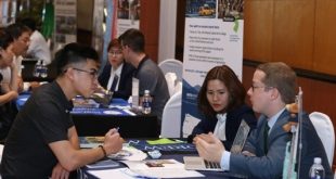 Phụ huynh và các học sinh, sinh viên trò chuyện trực tiếp cùng đại diện trường và giành học bổng tại UIEF 2018.