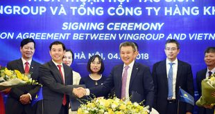 Ông Dương Trí Thành - TGĐ Vietnam Airlines và ông Nguyễn Việt Quang, Phó Chủ tịch kiêm TGĐ Tập đoàn Vingroup ký kết và trao đổi thỏa thuận hợp tác dưới sự chứng kiến của các đại diện lãnh đạo hai bên.