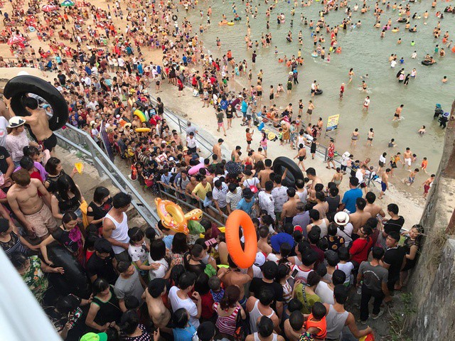 Cầu dẫn xuống bãi biển Cát Cò 1 chật cứng người