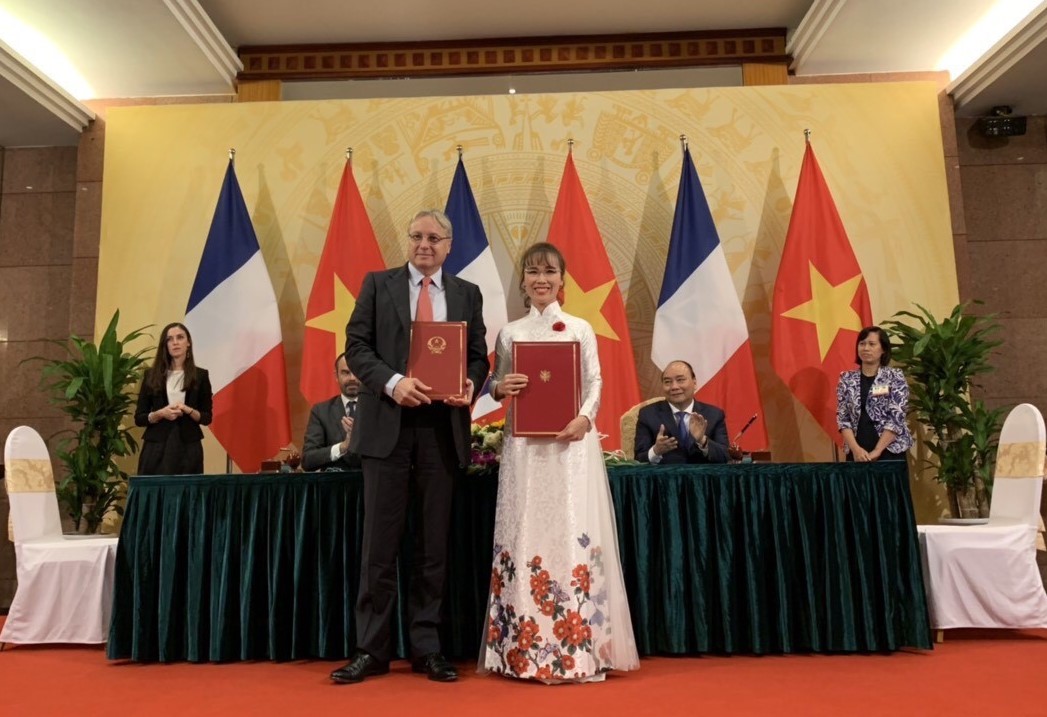 Tổng giám đốc Vietjet, Bà Nguyễn Thị Phương Thảo và ông Christian Scherer, Tổng giám đốc thương mại toàn cầu của Tập đoàn Airbus ký kết hợp đồng dưới sự chứng kiến của Thủ tướng Chính phủ nước Cộng hòa Xã hội Chủ nghĩa Việt Nam Nguyễn Xuân Phúc và Thủ tướng Cộng hòa Pháp Edouard Philippe