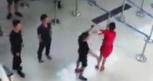 Hình ảnh nhân viên Vietjet Air bị nhóm đối tượng hành hung. Ảnh cắt từ clip