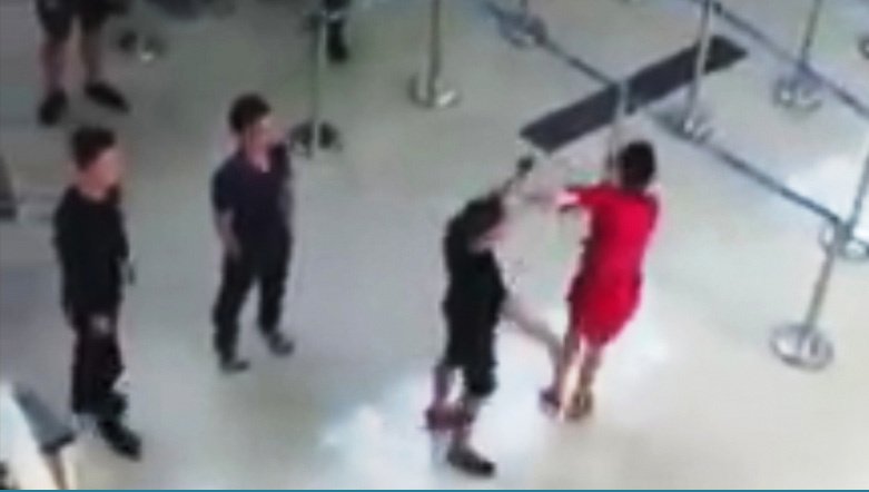 Hình ảnh nhân viên Vietjet Air bị nhóm đối tượng hành hung. Ảnh cắt từ clip