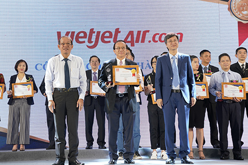 Phó Tổng giám đốc Vietjet Đỗ Xuân Quang nhận giải thưởng.