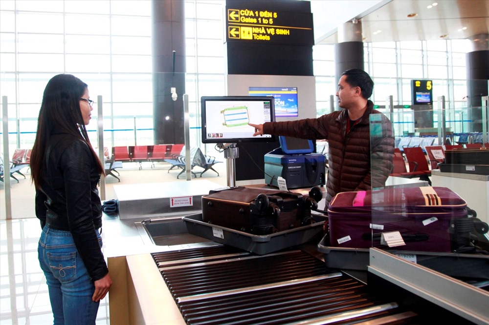 Sân bay Vân Đồn cũng là sân bay đầu tiên ở Việt Nam lắp đặt máy soi có khả năng tự động phát hiện loại chất nổ lỏng trong thời gian nhanh chóng. Theo đại diện chủ đầu tư, đây đều là những loại thiết bị công nghệ tiên tiến bậc nhất trên thế giới hiện nay. 