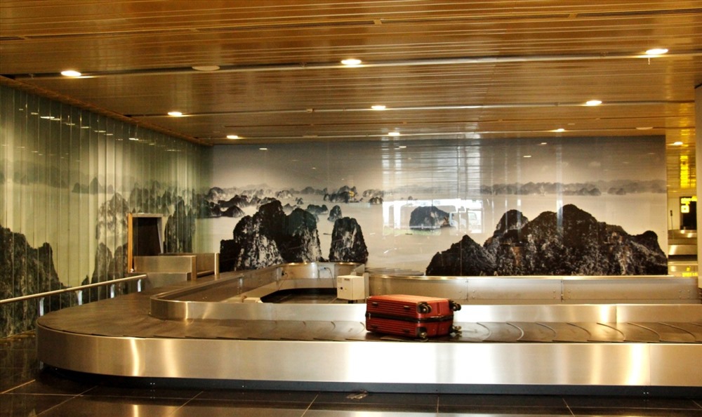 Bên trong nhà ga, du khách có thể bắt gặp hình ảnh vịnh Hạ Long qua những bức tranh kính 3D độc đáo ở đường đi đến khu vực kiểm tra an ninh và khu chờ lấy hành lý.
