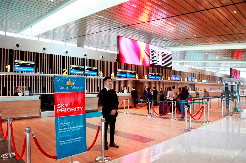 Với mục tiêu kiến tạo một công trình kiến trúc xanh, tiết kiệm năng lượng, đội ngũ KTS Singapore khi thiết kế đã dùng những mảng kính lớn trên phần mái xuyên suốt từ khu check-in đến khu chờ bay, hạn chế sử dụng ánh sáng đèn điện vào ban ngày. 