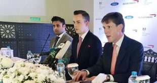 Phó Cao ủy Anh tại Pakistan Richard Crowder, Robert Williams, Giám đốc Kinh doanh Châu Á Thái Bình Dương và Trung Đông của British Airways và Zulfi Bukhari, Trợ lý Đặc biệt về người Pakistan và Phát triển nhân lực ở nước ngoài (từ phải sang) trong cuộc họp