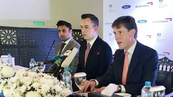 Phó Cao ủy Anh tại Pakistan Richard Crowder, Robert Williams, Giám đốc Kinh doanh Châu Á Thái Bình Dương và Trung Đông của British Airways và Zulfi Bukhari, Trợ lý Đặc biệt về người Pakistan và Phát triển nhân lực ở nước ngoài (từ phải sang) trong cuộc họp