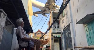 Người dân ở khu vực P.10, Q.Gò Vấp (TP.HCM) quá quen với việc máy bay bay ngay trên đầu...