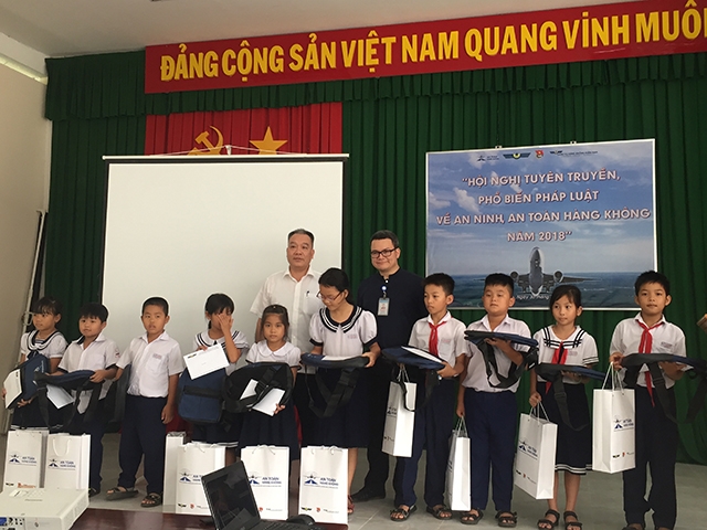 Trao học bổng cho các học sinh nghèo học giỏi trong khuôn khổ chương trình.