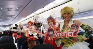 Những hành khách trên chuyến bay từ Tp. Hồ Chí Minh đến Osaka được thưởng thức màn trình diễn Cosplay theo phong cách Nhật Bản.