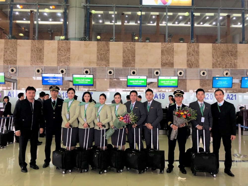 Đại diện Cục Hàng không tặng hoa cho Tổ bay của Bamboo Airways ngày bay thử.