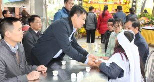 Ông Bùi Hữu Ánh - Phó TGĐ VNI cùng lãnh đạo VNI Thăng Long, VNI Hải Dương trao hỗ trợ bồi thường cho gia đình người thân trong vụ tai nạn giao thông tại Hải Dương.