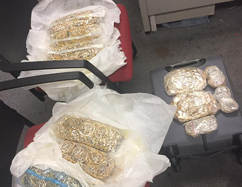 Số vàng trang sức buôn lậu bị cảnh sát thu giữ.