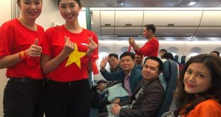 Trong chuyến bay sang Dubai hôm nay, các tiếp viên của hãng hàng không Vietnam Airlines mang trang phục áo dài truyền thống in sao vàng để cổ vũ cho đội tuyển Việt Nam.