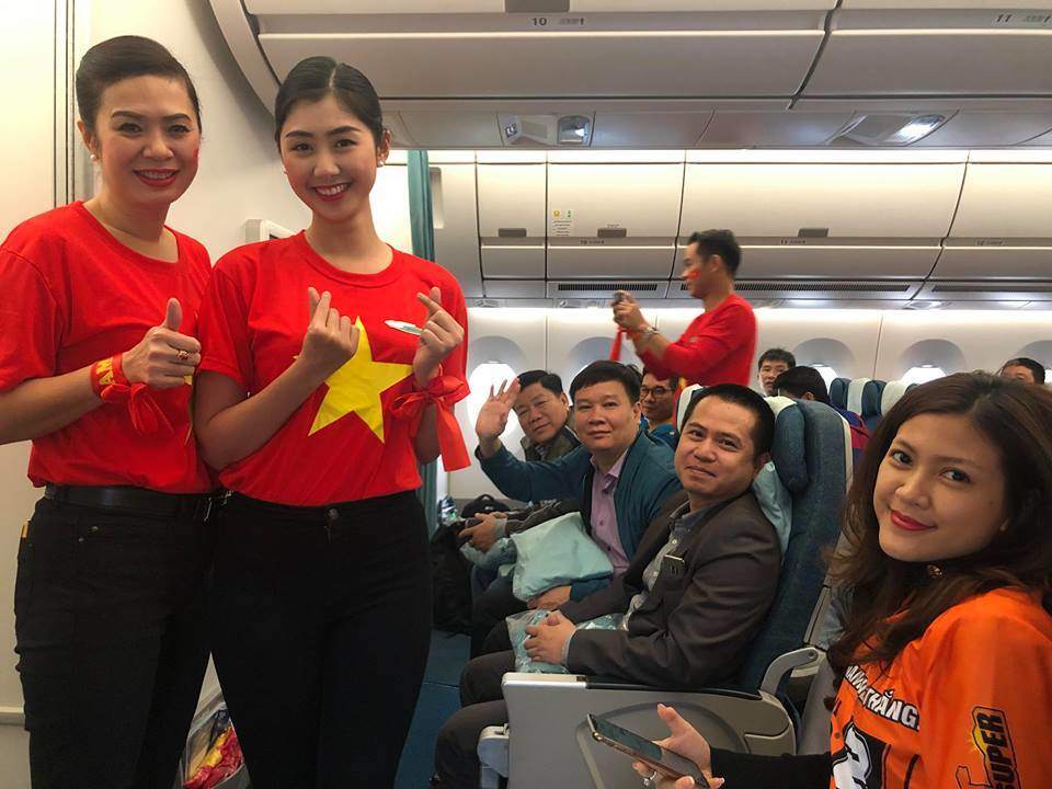 Trong chuyến bay sang Dubai hôm nay, các tiếp viên của hãng hàng không Vietnam Airlines mang trang phục áo dài truyền thống in sao vàng để cổ vũ cho đội tuyển Việt Nam.