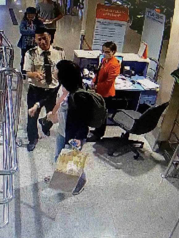 Nữ hành khách mang quá ký xách tay còn cãi cự cắn nhân viên hàng không