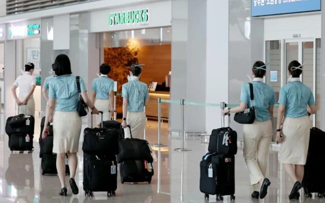 Các thành viên phi hành đoàn của Korean Air tại Sân bay Quốc tế Incheon