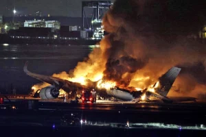 Toàn bộ hành khách đều an toàn sau khi vụ va chạm kinh hoàng biến chiếc A350 thành tro